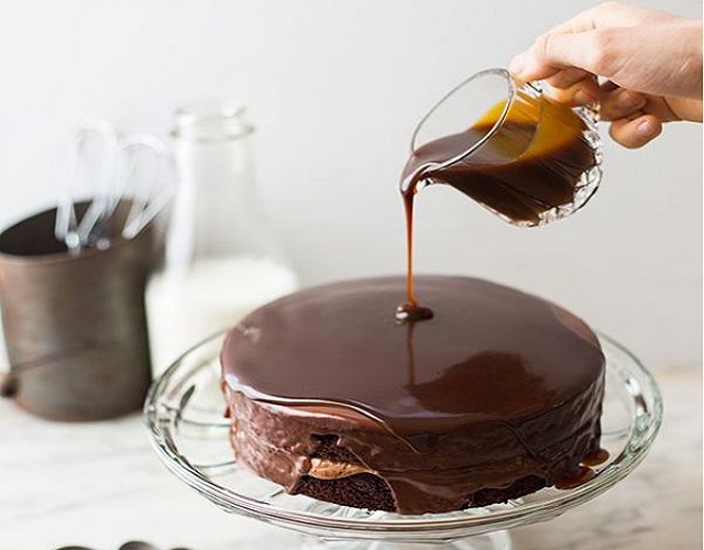 مراحل طرز تهیه گاناش شکلاتی با خامه و کره