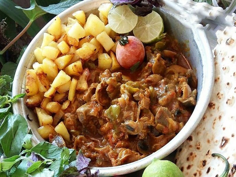 طرز تهیه خوراک سنگدان مرغ نرم و لذیذ با پیاز داغ و مخلفات دیگر
