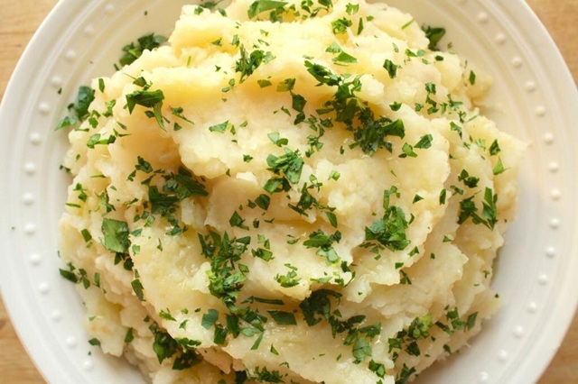 طرز تهیه لقمه مدرسه با سیب زمینی و تخم مرغ پوره