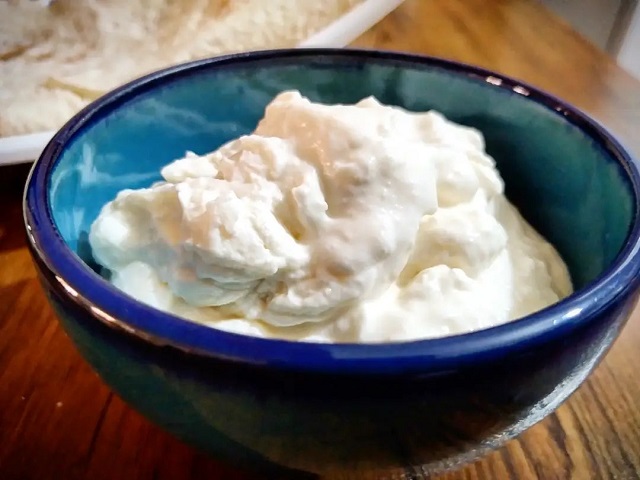 مراحل طرز تهیه ماست ترش سنتی به روش خانگی