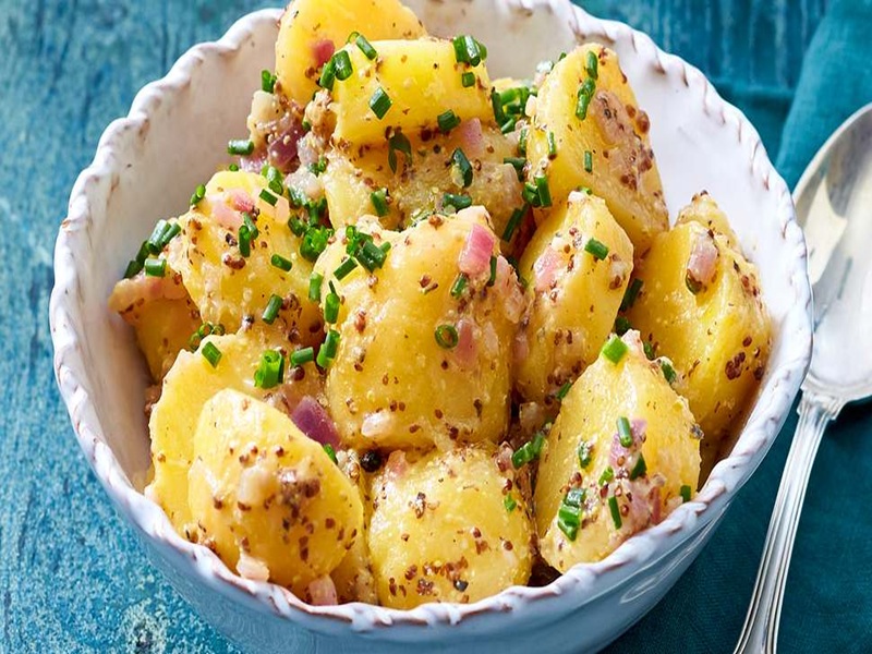 طرز تهیه سالاد کارتوفل + رسپی 3 سس رستورانی برای سالاد کارتوفل