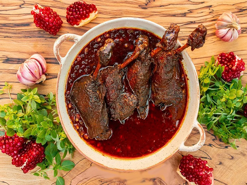 طرز تهیه خوراک مرغ با رب انار | 20 ترفند تیره نشده و شفاف شدن خوراک