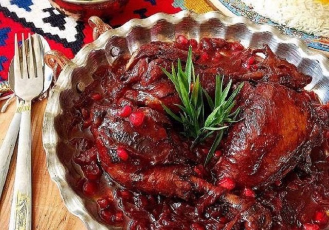 طرز تهیه خوراک مرغ با رب انار؛ در یک نگاه