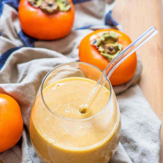 مراحل طرز تهیه میلک شیک خرمالو کلاسیک