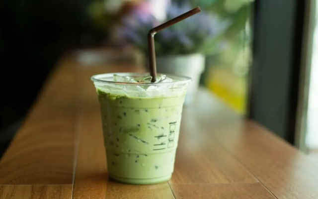 روش درست کردن آیس ماچا لاته ساده و یکدست با مخلوط‌کن | طرز تهیه آیس ماچا