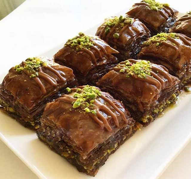 مراحل طرز تهیه باقلوا شکلاتی با خمیر یوفکا در فر مراحل طرز تهیه باقلوا شکلاتی با خمیر یوفکا در فر