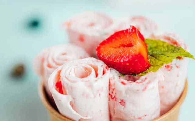 مراحل طرز تهیه بستنی رولی تایلندی در منزل مراحل طرز تهیه بستنی رولی تایلندی در منزل