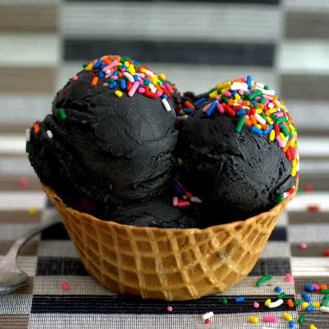 مراحل طرز تهیه بستنی زغالی با تخم مرغ