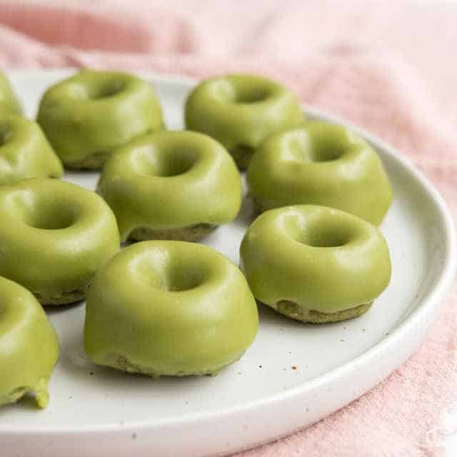 مراحل طرز تهیه دونات ماچا با سس براق