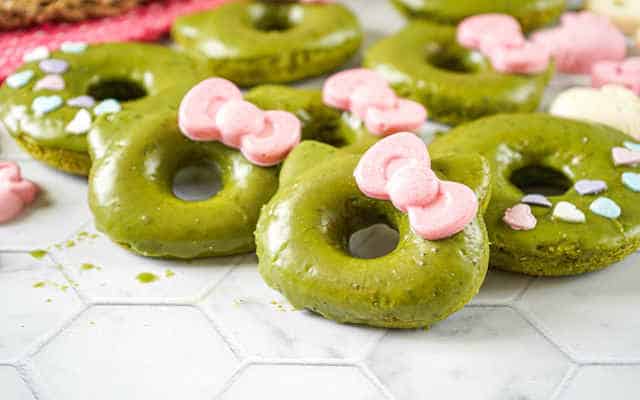 طرز تهیه دونات ماچا با سس براق در یک نگاه