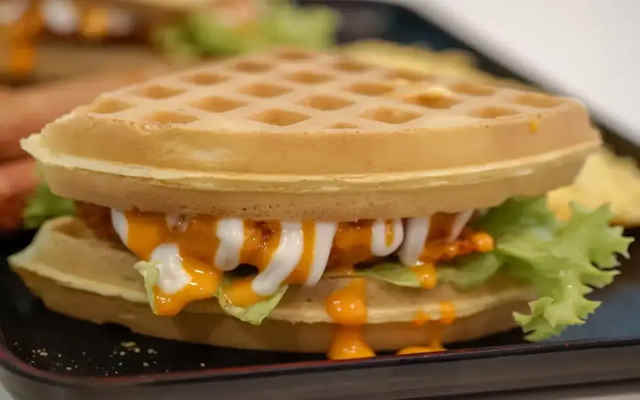 فوت و فنهای خوشمزه شدن ساندویچ وافل پنیری فوت و فنهای خوشمزه شدن ساندویچ وافل پنیری