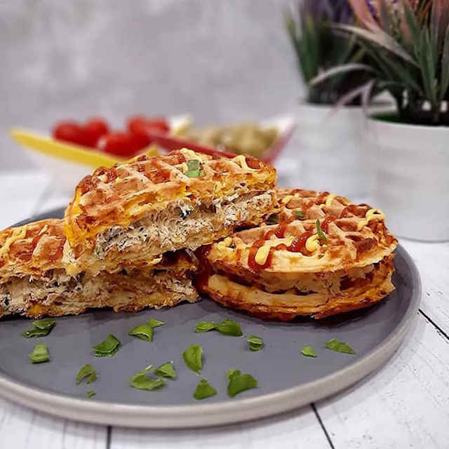 مراحل طرز تهیه ساندویچ وافل پنیری با مرغ مراحل طرز تهیه ساندویچ وافل پنیری با مرغ