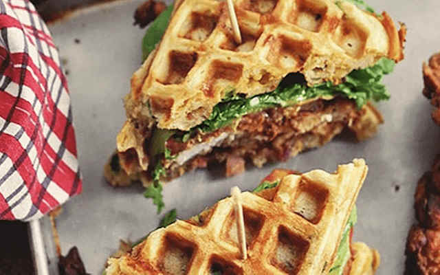 طرز تهیه ساندویچ وافل پنیری با مرغ در یک نگاه طرز تهیه ساندویچ وافل پنیری با مرغ در یک نگاه