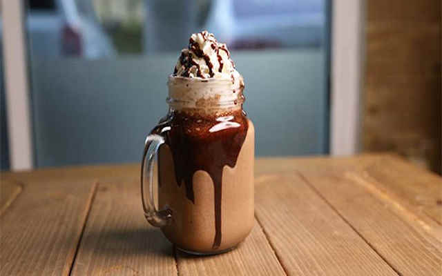 طرز تهیه میلک شیک موکا کلاسیک در یک نگاه طرز تهیه میلک شیک موکا کلاسیک در یک نگاه