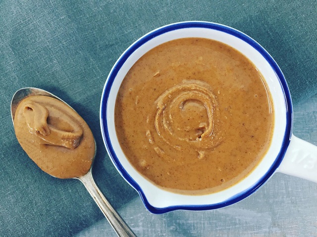 مراحل طرز تهیه سس بادام زمینی گیاهی مراحل طرز تهیه سس بادام زمینی گیاهی