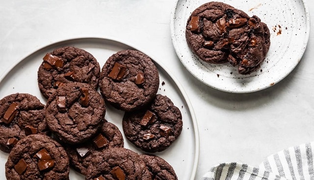 چه کار کنیم کوکی دبل چاکلت ترک‌دار بشه؟