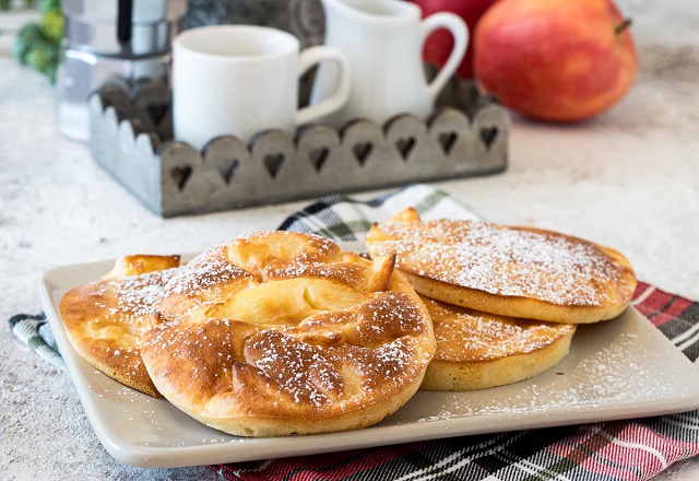 مراحل طرز تهیه پنکیک سیب ساده تابه ای