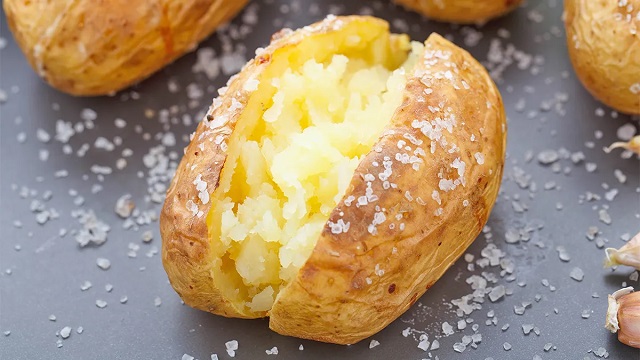 مراحل طرز تهیه سیب زمینی نمکی ساده مراحل طرز تهیه سیب زمینی نمکی ساده