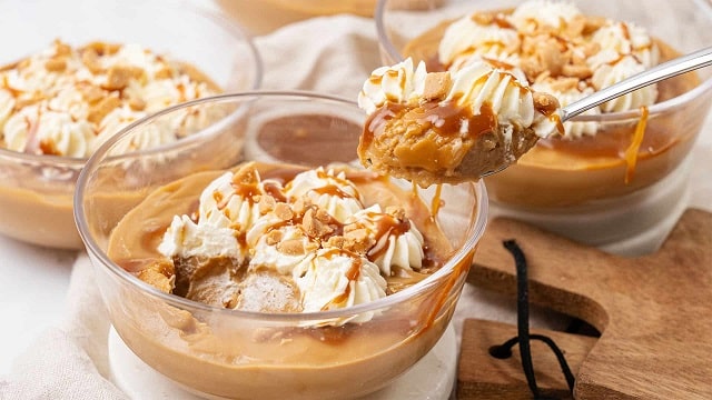 طرز تهیه پودینگ باتر اسکاچ؛ در یک نگاه طرز تهیه پودینگ باتر اسکاچ؛ در یک نگاه