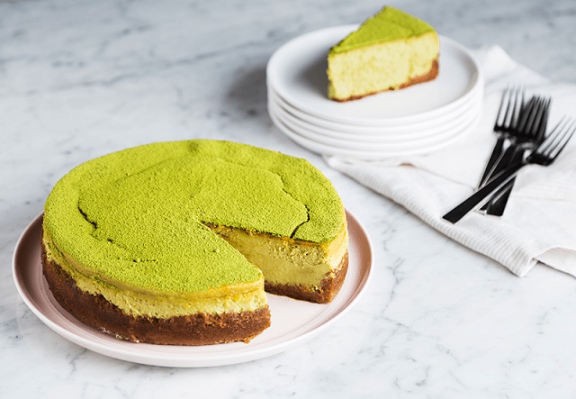 مراحل طرز تهیه چیز کیک ماچا در فر