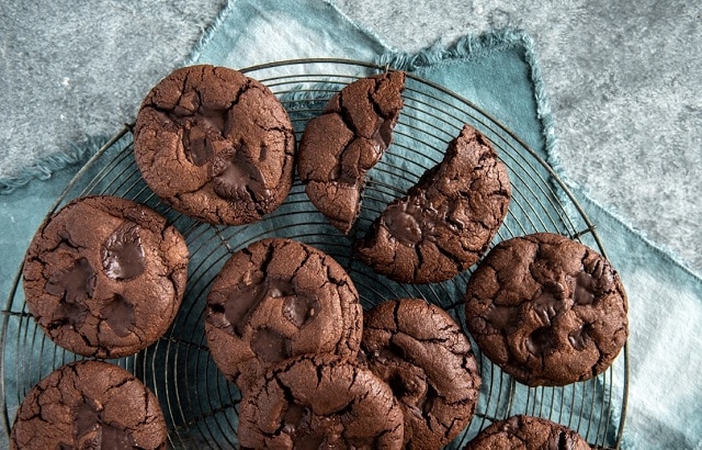 مراحل طرز تهیه کوکی دبل چاکلت کافی شاپی