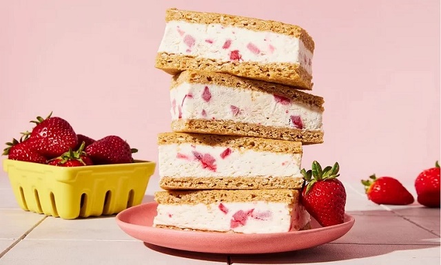 مراحل طرز تهیه بیسکو بستنی با شیر عسلی و خامه مراحل طرز تهیه بیسکو بستنی با شیر عسلی و خامه