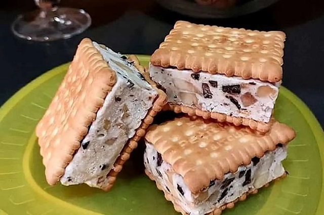 مراحل طرز تهیه بیسکو بستنی با موز و شکلات مراحل طرز تهیه بیسکو بستنی با موز و شکلات