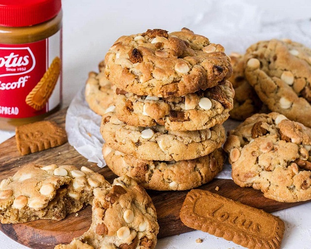 طرز تهیه کوکی لوتوس مغزدار با بیسکویت لوتوس