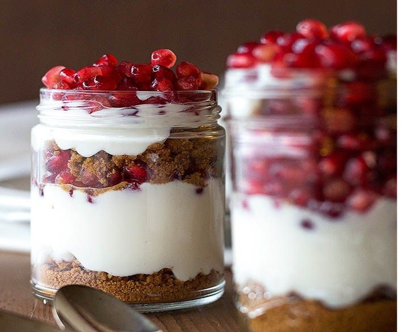 طرز تهیه پارافه انار | ترفندهای پف کردن و نخوابیدن پف خامه پارفه انار