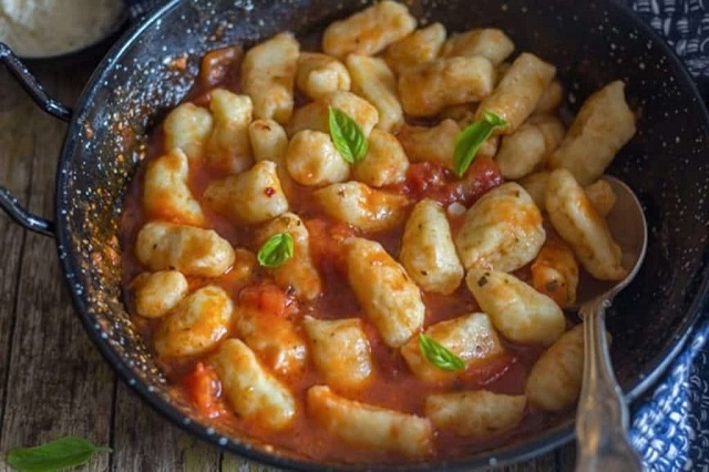 مراحل طرز تهیه گنوچی سیب زمینی