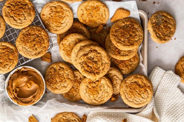 مراحل طرز تهیه کوکی لوتوس کلاسیک با شکر و کره