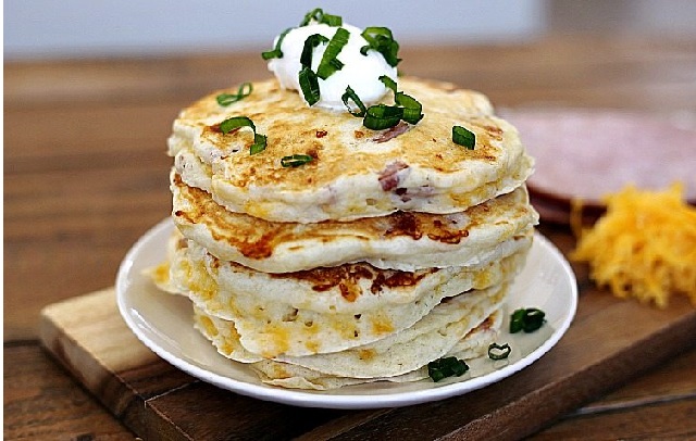 مراحل طرز تهیه پنکیک پنیری با پنیر صبحانه و پیتزا