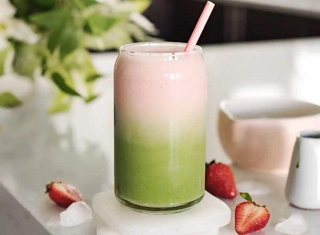 مراحل طرز تهیه میلک شیک ماچا و توت فرنگی مراحل طرز تهیه میلک شیک ماچا و توت فرنگی