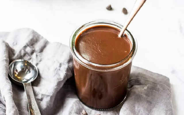 طرز تهیه سس شکلاتی براق برای روی کیک در یک نگاه