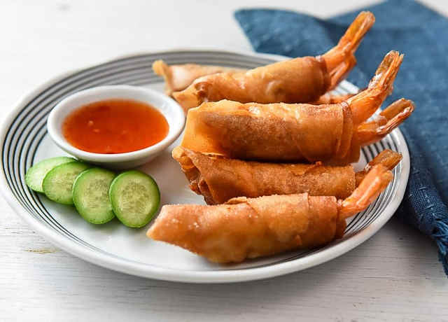 اسپرینگ رول میگو با سبزیجات از لذیذترین انواع غذا با میگو اسپرینگ رول میگو با سبزیجات از لذیذترین انواع غذا با میگو