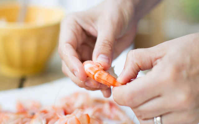 بهترین روش های پاک کردن و رگ گیری میگو | انواع غذا با میگو بهترین روش های پاک کردن و رگ گیری میگو | انواع غذا با میگو