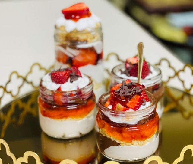 مراحل طرز تهیه جار کیک توت فرنگی در خانه