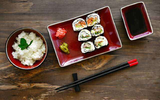 سوشی با میگو سوخاری از ترندترین انواع غذا با میگو سوشی با میگو سوخاری از ترندترین انواع غذا با میگو