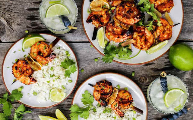 مراحل طرز تهیه میگو کبابی با سس مخصوص مراحل طرز تهیه میگو کبابی با سس مخصوص