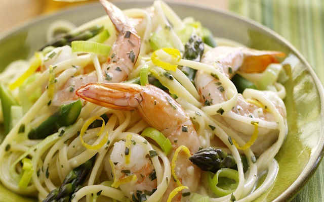 پاستا خانگی فتوچینی با سس پستو و میگو از انواع غذا با میگو و ماکارونی پاستا خانگی فتوچینی با سس پستو و میگو از انواع غذا با میگو و ماکارونی