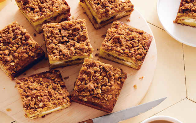 طرز تهیه کیک کرامبل گردویی در یک نگاه طرز تهیه کیک کرامبل گردویی در یک نگاه