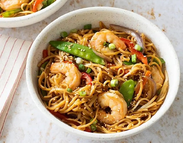 مراحل طرز تهیه نودل با میگو و سبزیجات مراحل طرز تهیه نودل با میگو و سبزیجات