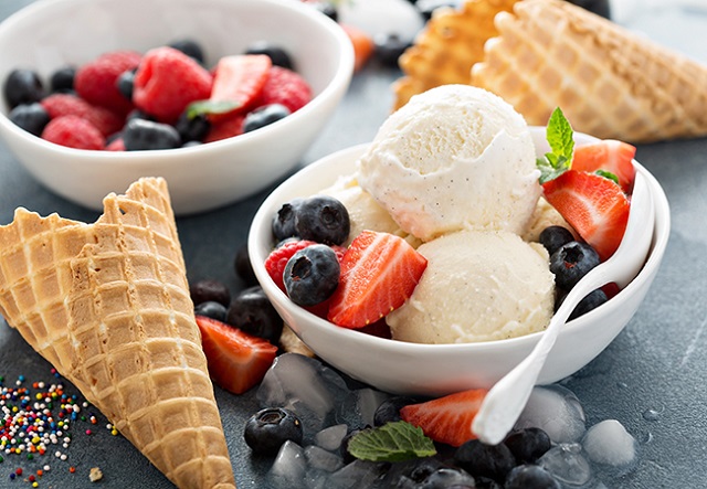 مراحل طرز تهیه بستنی بدون ثعلب با خامه