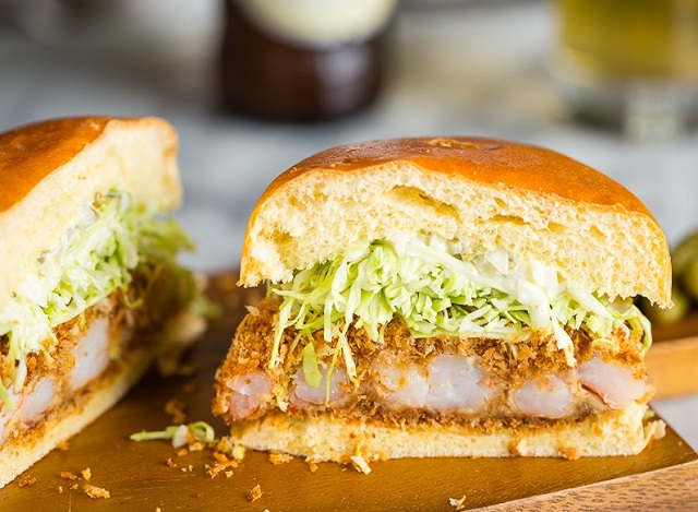 غذا با میگو چی بپزم؟ طرز تهیه برگر میگو به روش ساندویچی