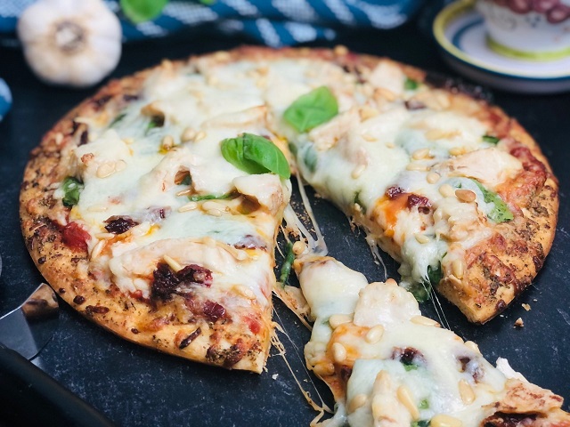 مراحل طرز تهیه پیتزا مرغ و اسفناج