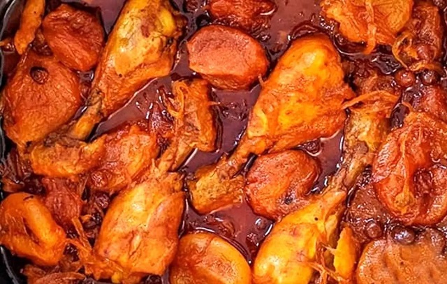 مراحل طرز تهیه خورش به آلو با مرغ مجلسی