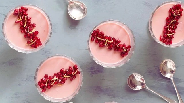 مراحل طرز تهیه کرم انار با آب انار