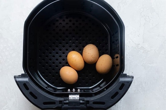 آبپز کردن تخم مرغ در هواپز یا سرخ کن بدون روغن