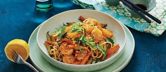 انواع سس برای نودل با میگو و سبزیجات انواع سس برای نودل با میگو و سبزیجات