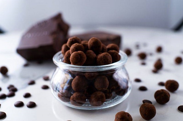 مراحل طرز تهیه دراژه شکلاتی خانگی